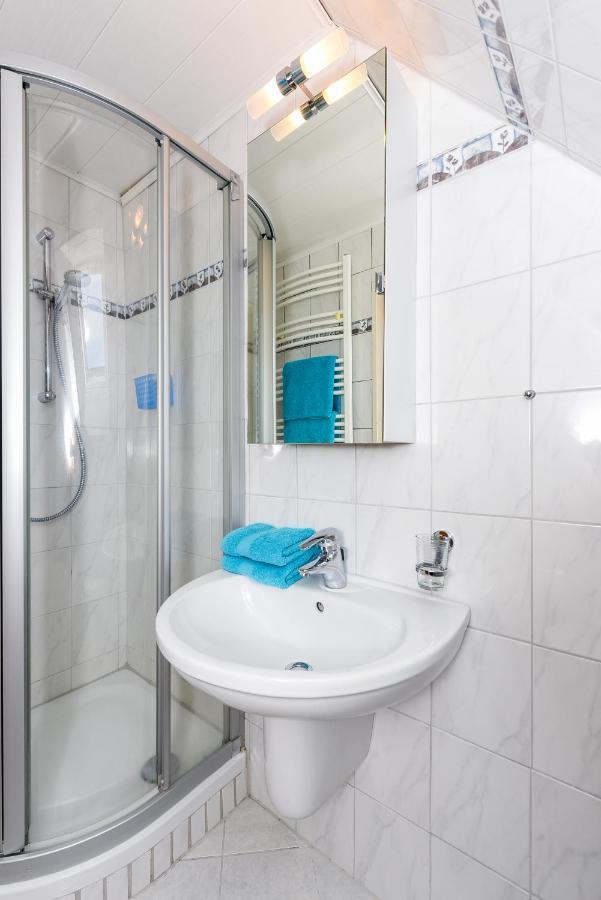 Ferienwohnungen Im Haus Waterkant Нойхарлингерзийл Екстериор снимка