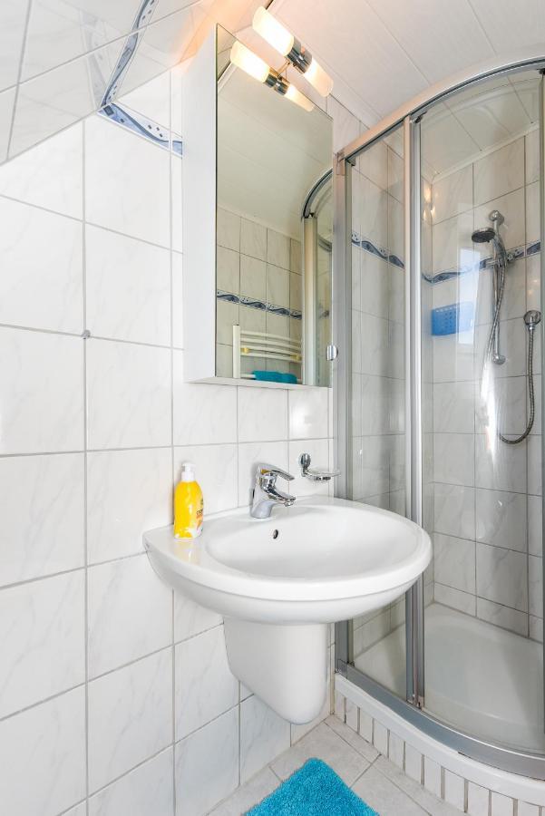 Ferienwohnungen Im Haus Waterkant Нойхарлингерзийл Екстериор снимка